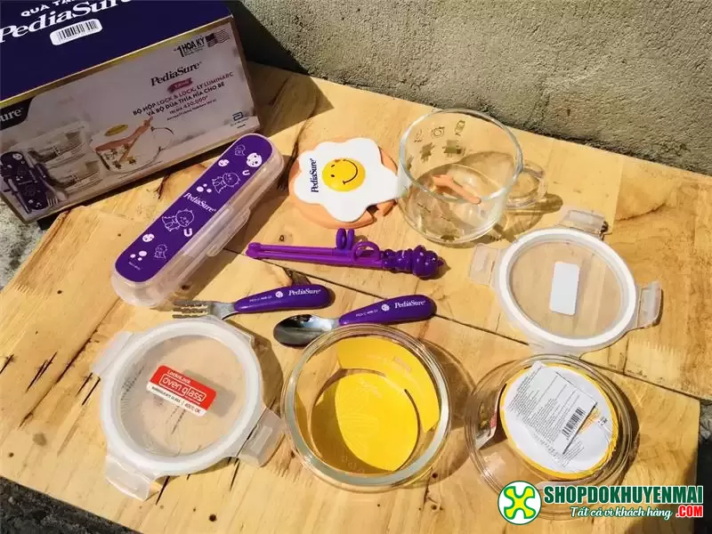 Bộ Quà Tặng Pediasure Cao Cấp Cho Bé: 2 Hộp Lock Thuỷ Tinh, 1 Ly Luminarc Thuỷ Tinh, Bộ Đũa Thìa Nĩa